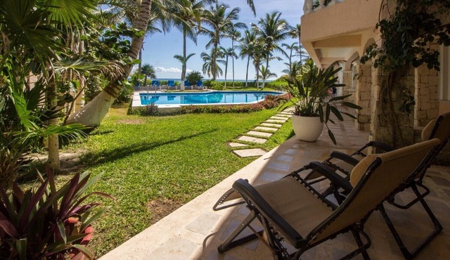 Charming, cozy beachfront condo in South Akumal, pool, AC and WiFi!
