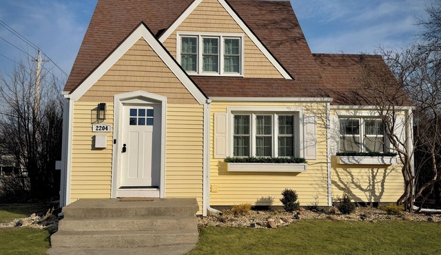 Charming Mid-Century Stay in Downtown Cedar Falls