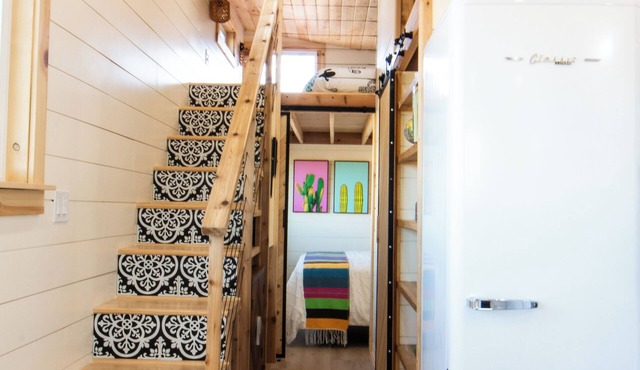 Charming Phoenix Tiny Home-4 Beds, Full Kitchen, Wifi, AC, Grill, Pool & Hot Tub