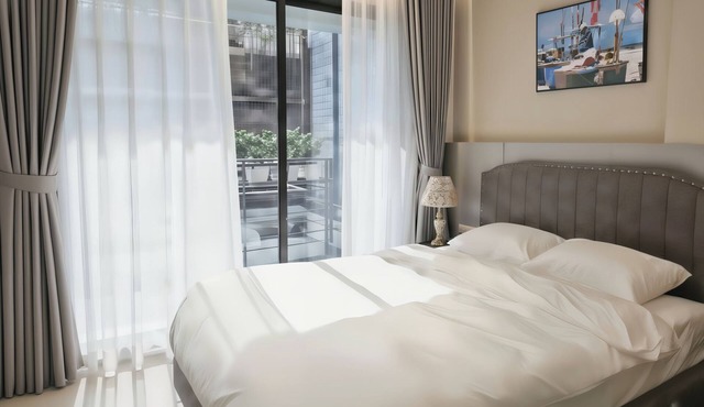 Charming studio w/balcony, kitchenette, shower in the heart of French Quarter