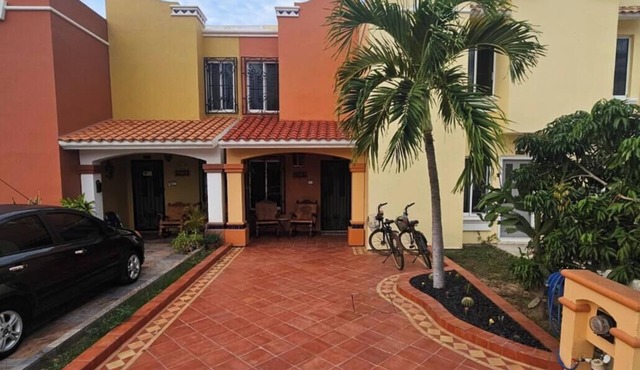 Charming Townhouse Condo w/Large Pool Across from Beach