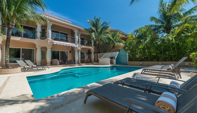 Chic, casual luxury, private, spacious, ideal location minutes walk to the beach