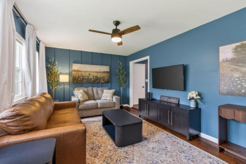 Chic Home with Huge Grassy Yard 7 mins to Arrowhead Stadium