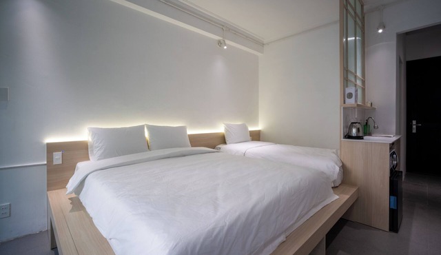 Chic Studio for 3 Guests with Private Balcony, Fast WiFi in vibrant Hồ Chí Minh