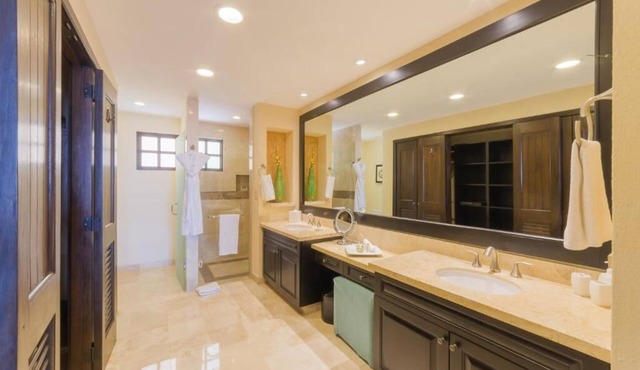 Christmas week at Garza Blanca luxury resort: 2-bdrm Beachfront suite in PV.