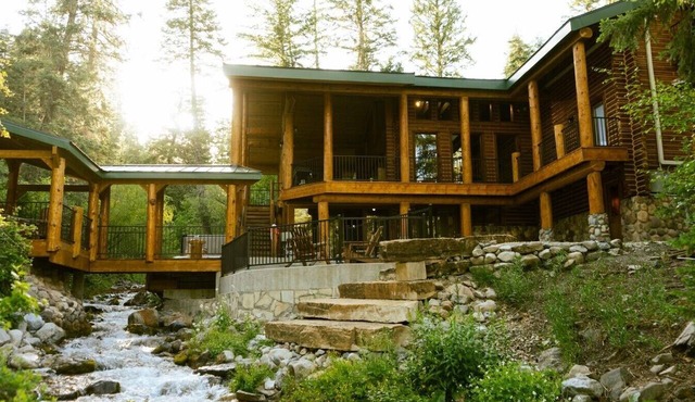 Classic mountain retreat Right on the stream Hot tub Wood-burning stove Set in Sundance Canyon