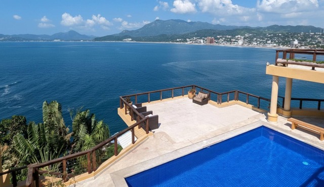 Clifftop Luxury: 180° Ocean Views, Private Pool, Beach Access, Sleeps 12