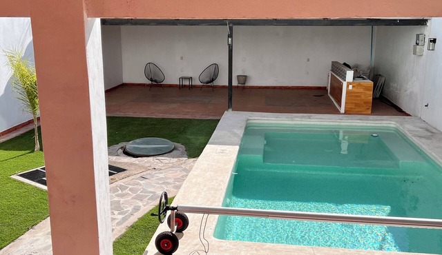 Close to Gdl stadium, heated pool, homemade breakfast inc. During FIFA games.