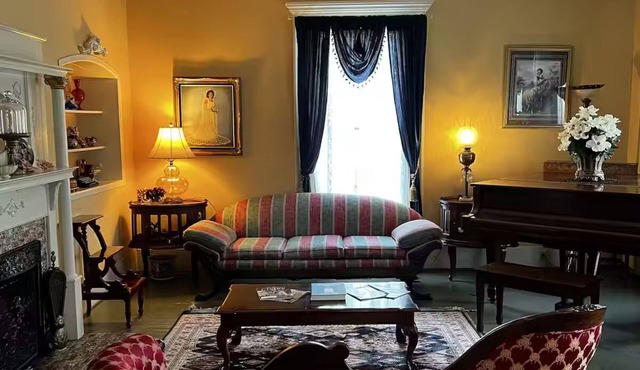 Commodore Bed & Breakfast/Library Room