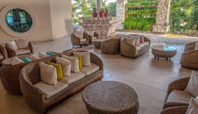 Cozumel Spacious Studio with Beach & Pools