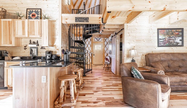 Cozy Blue-Beary great f/couples or small family, Huge Deck w/Privte Hot Tub