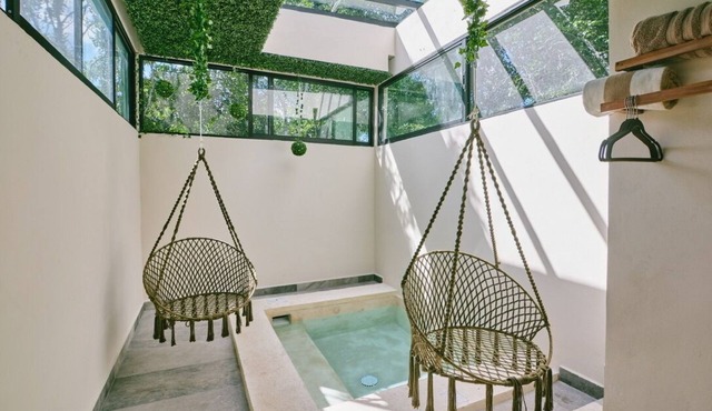 Cozy Jungle Retreat, Private Indoor Pool, Breakfast, 5 mins to the Beach