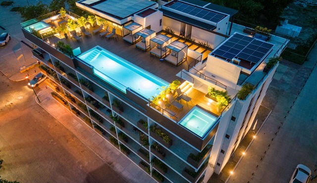 Cozy studio apartment near beach with roof top pool, AC, WiFi