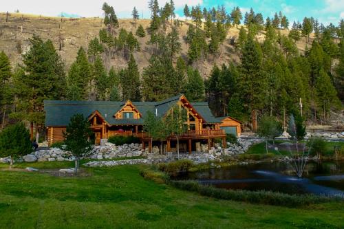 Custom Bitterroot Valley Cabin w/Hot Tub & Views!