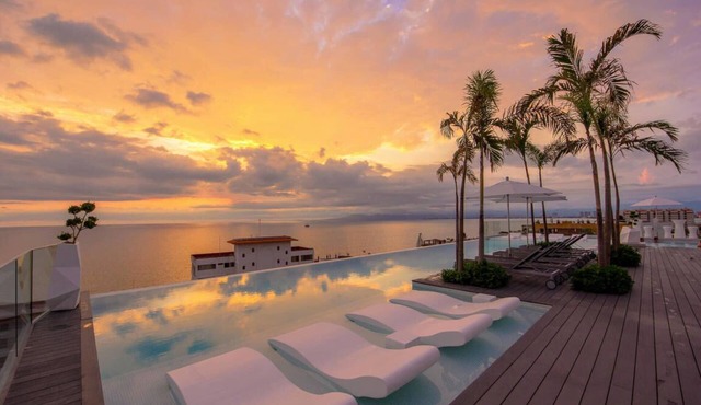 D'Terrace Luxe 2 King/2ba Apt Los Muertos Beach/Pier Romantic Zone, hot tub, pkg