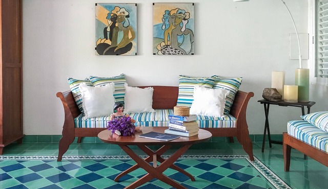 DAZZLING PLANTATION HOUSE SUITES STEPS FROM SEA. Family and pet friendly