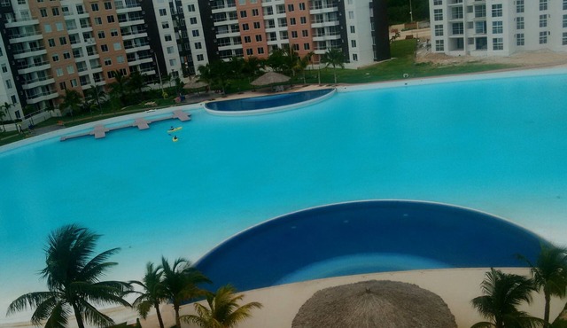 Departamento con laguna cristalina de 2 hectáreas.