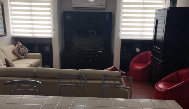Departamento totalmente amueblado en la Zona Dorada, a 4 cuadras de la playa.