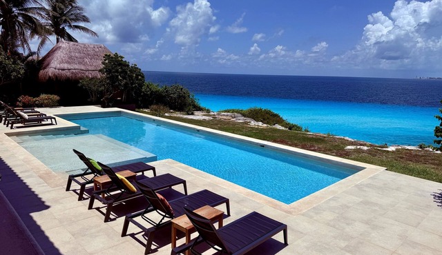 Double Lot 4BR Oceanfront Oasis + Pool + Concierge