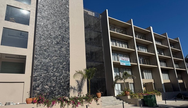 Elegant 2BR Marina-view condo