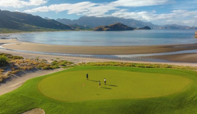Elegant 2BR Penthouse in Loreto with Ocean Views & Golf Access
