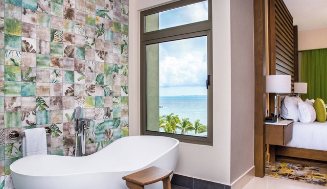 Elegant Oceanfront 3BR Suite in Cancun – Luxury & Space for 8 Guests