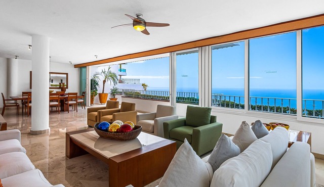 Elegant oceanview penthouse with private rooftop jacuzzi, pools & spa access