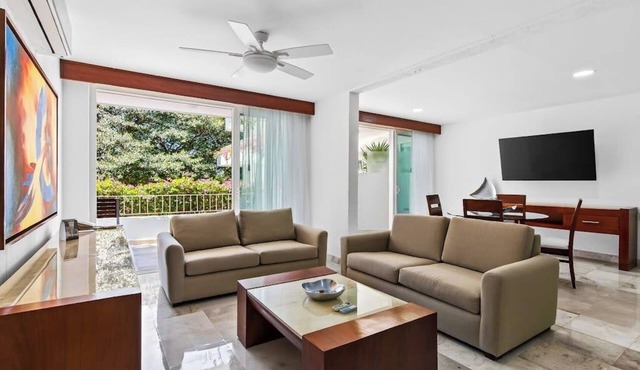 Elegant suite with ocean-view pools, hot tub, gym, balcony & full kitchen