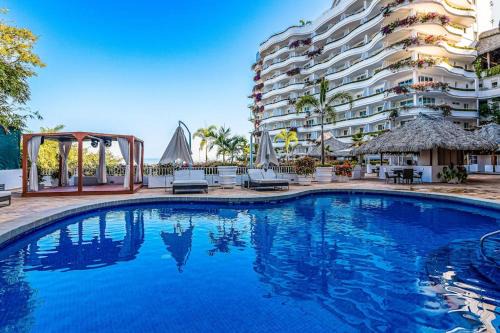 Elegant suite with ocean-view pools, hot tub, gym, balcony & full kitchen