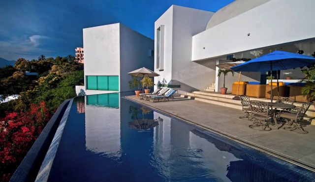 Emerald Villa. Luxury beach house in Manzanillo