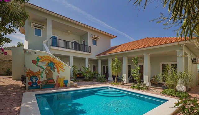 Entire Luxury Private Home - Walking distance to downtown dinning