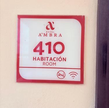 Estudio de Lujo con Cama King y vista con alberca