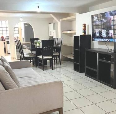 excelente casa inka con cochera en el centro
