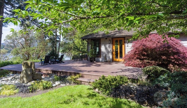 Exceptional waterfront cottage with beach access. Private Hot Tub, One bedroom King Suite, Gas Fireplace, Radiant-Heated Floors, WIFI, Half Mile Walk to town along the beach. Kayak rentals nearby. Perfect for couples seeking relaxation by the water.