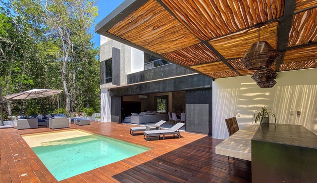 Exclusive villa in Akumal located in the 7th hole of the PGA certified course