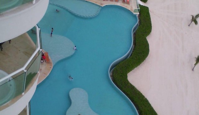 EXCLUSIVO AMPLIO CONDOMINIO FTE AL MAR DE CANCUN.RENTA POR NOCHE POR MES,ANUAL.
