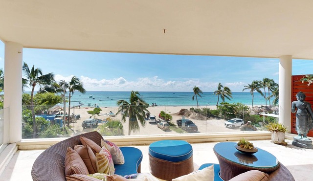 Familly beachfront retreat with pool & beachclub