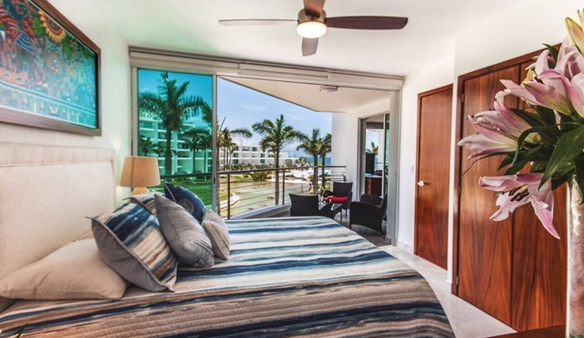 Family-friendly BEACHFRONT! Amazing pools and best beach around!