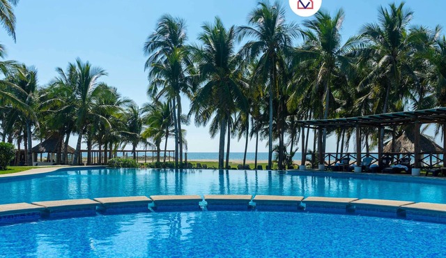Family House with Pool 10 min airport