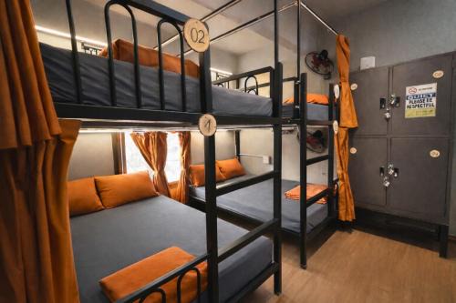 FEMALE DORM - 3 mins to Train street - Top Floor Hostel - Big bed