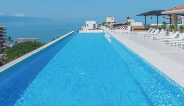 Fourth Floor Luxury Condo. Steps to the beach, restaurants, and nightlife!