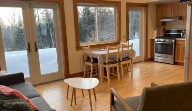 Frank Lloyd Wright inspired, Private, mountain views, easy access & parking