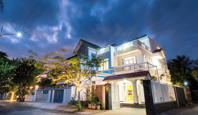 French-style villa, a 3-min walk to the beach.