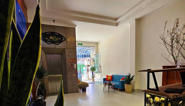 Frontier Hostel & Tours
