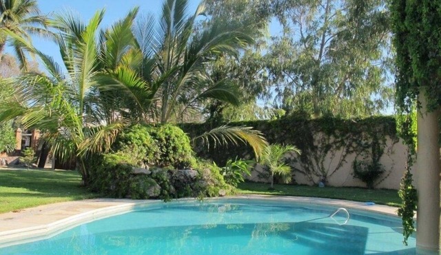 Full-privacy in charming 3-bdr house with heated pool, garden & jet tub