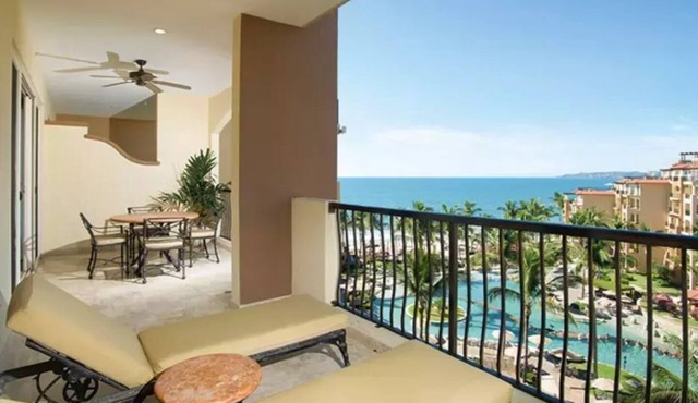 Getaway 2BR Suite at Villa del Palmar Flamingos