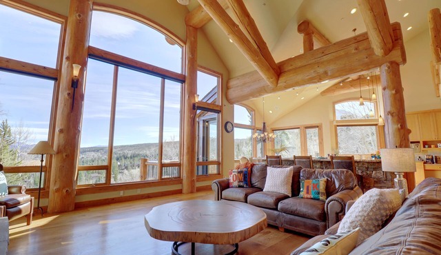 Good Elevations, Luxury Pet Friendly Home on Two Cabins Drive w/Private hot tub