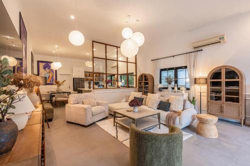 Gorgeous Grand 500-1000m2 Villa 4-5BR with pool in D2 by Ray