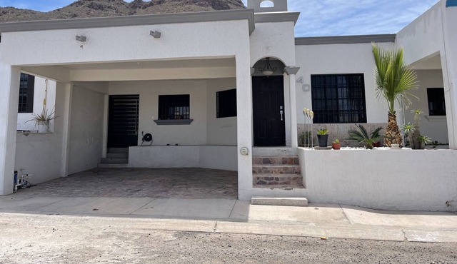 Great house, 5 minutes from Miramar beach. W/shared pool!