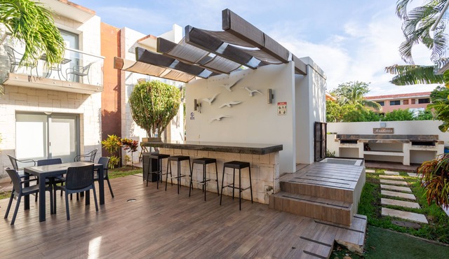 Ground Fl Studio, Nice area, 2 pools, 15 min walk to beach